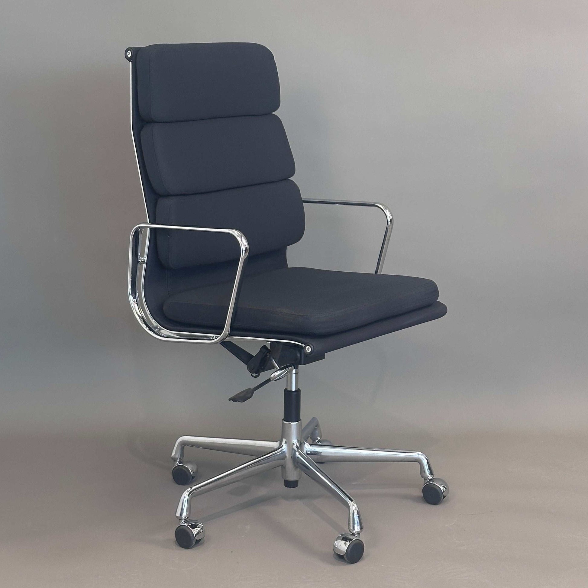 Vitra EA 219 Bürostuhl mit schwarzem Stoffbezug und Chromgestell, höhenverstellbar und neigbar