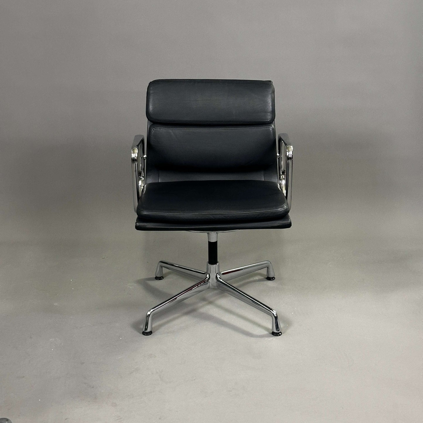 Vitra EA Soft Pad Stuhl 207 schwarz mit gepolstertem Leder und Chromgestell, modernes Eleganzdesign