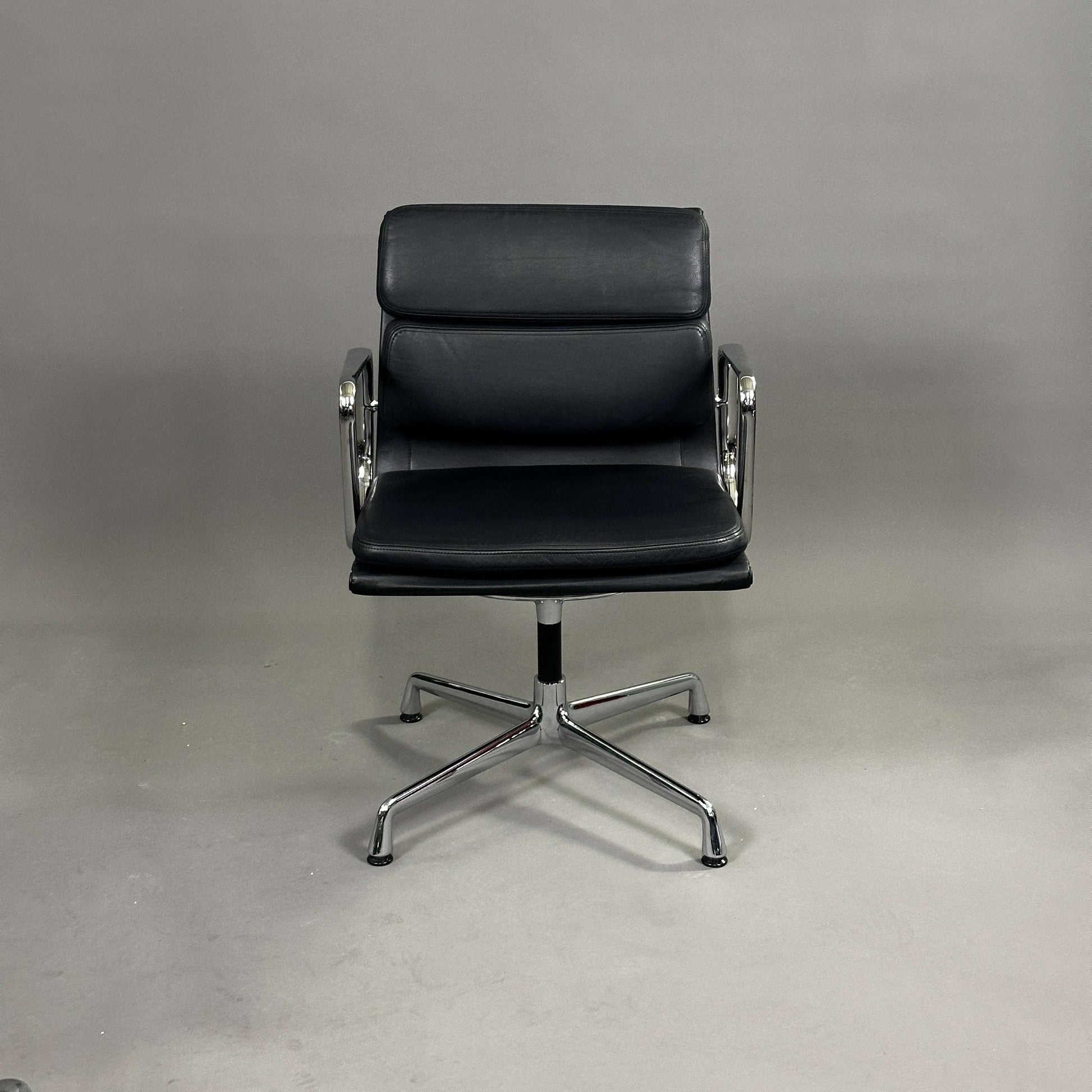 Vitra EA Soft Pad Stuhl 207 schwarz mit gepolstertem Leder und Chromgestell, modernes Eleganzdesign