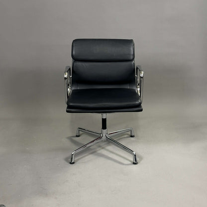 Vitra EA Soft Pad Stuhl 207 schwarz mit gepolstertem Leder und Chromgestell, modernes Eleganzdesign