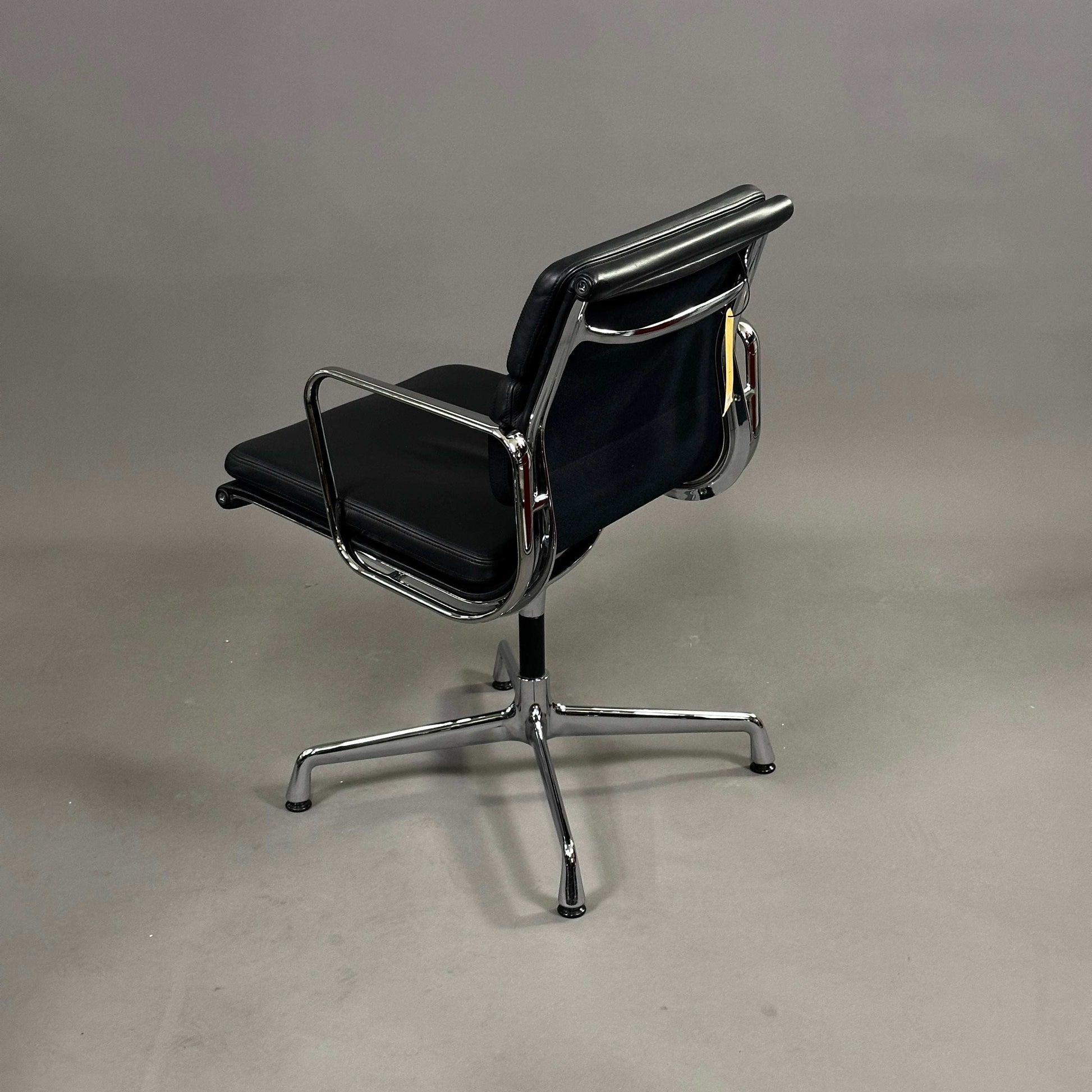 Vitra EA Soft Pad Stuhl EA207 schwarz gepolstert mit Chromgestell Rückansicht