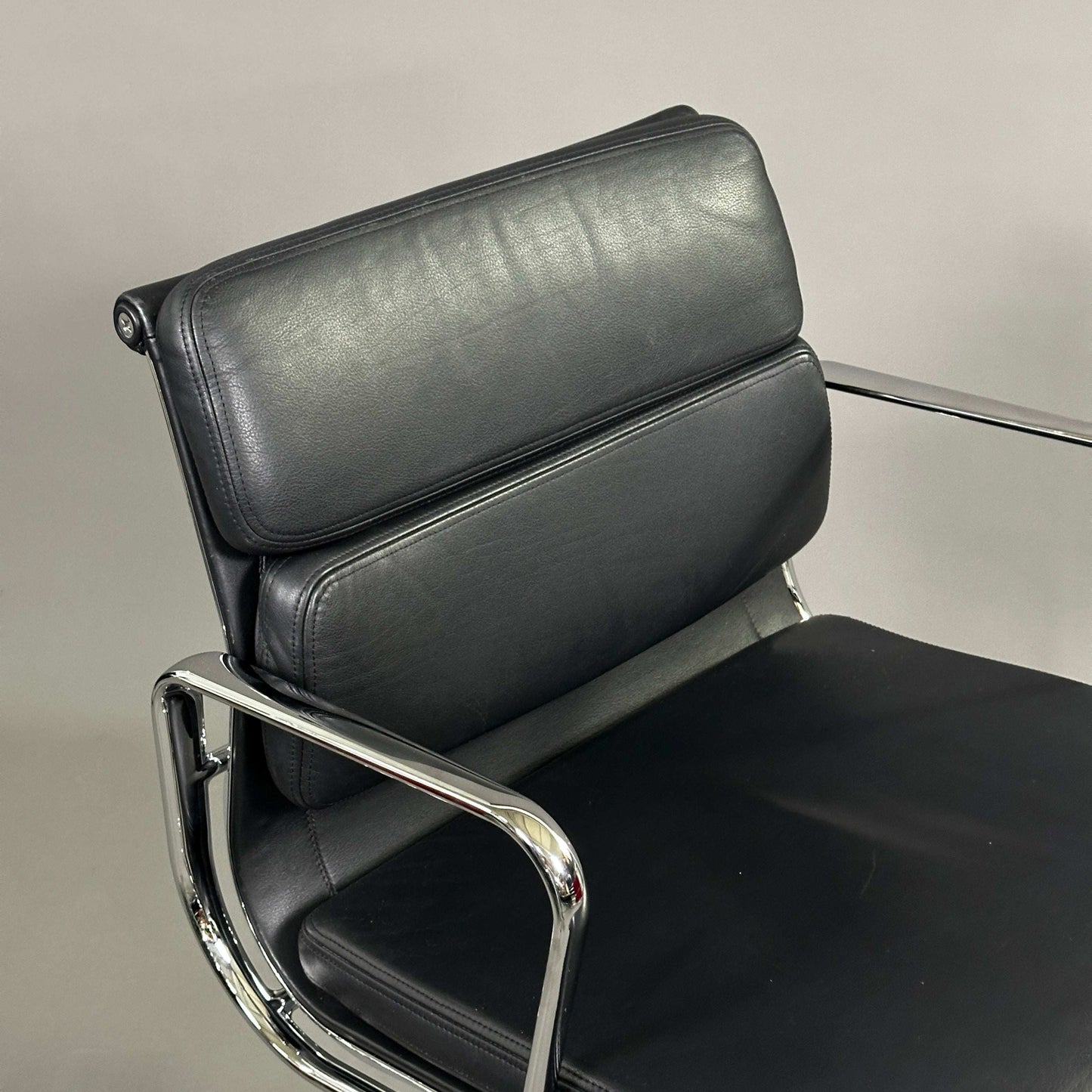 Vitra EA Soft Pad Chair 207 in schwarzem Leder mit gepolstertem Sitz und chromgestell