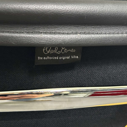 Vitra EA Soft Pad Stuhl EA207 schwarz Leder mit Chromgestell Nahaufnahme des Labels