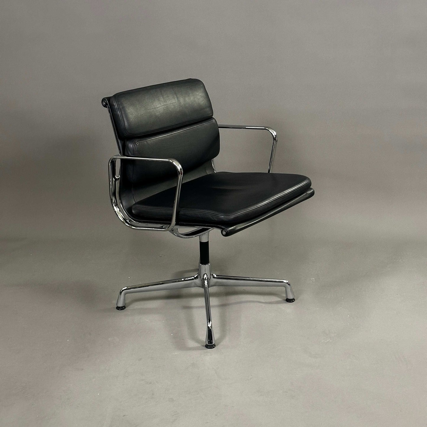Vitra EA Soft Pad Stuhl EA207 schwarz mit gepolstertem Leder und Chromgestell, eleganter Bürostuhl