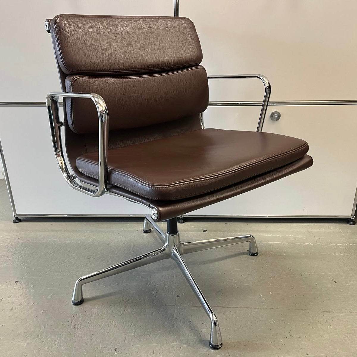 Vitra EA Soft Pad Chair in kastanienbraun with chrome frame, cushioned swivel office chair