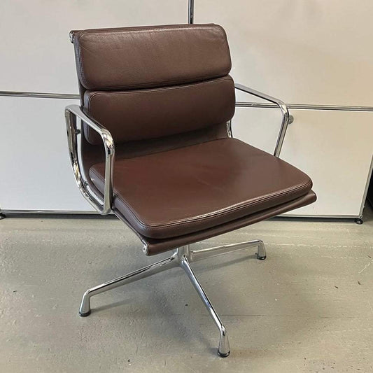 Vitra EA Soft Pad Chair with kastanie brown leather upholstery and chrome frame, swivel office chair