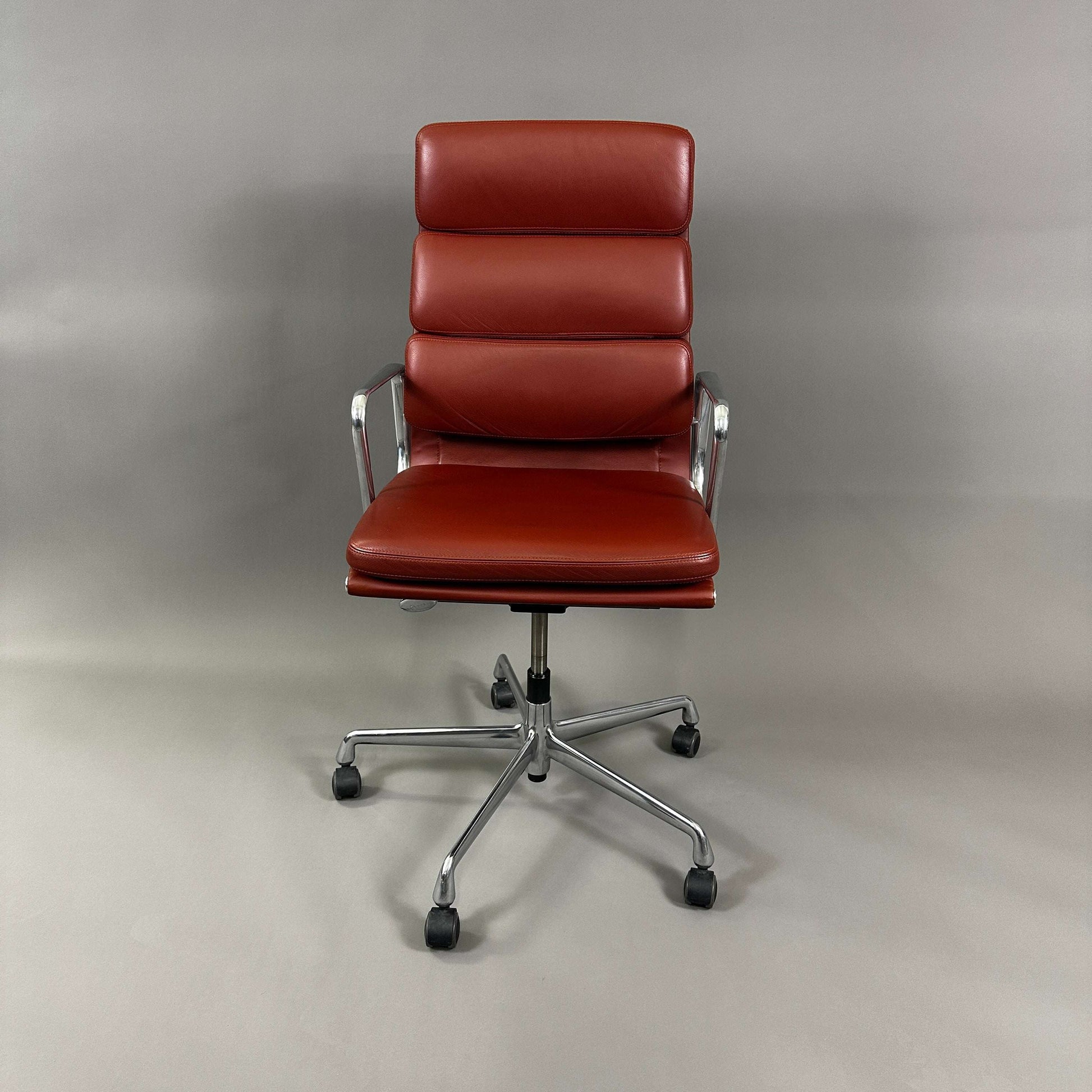 Vitra EA219 Leder Bürostuhl mit rotbraunem Premiumleder und poliertem Aluminiumgestell, höhenverstellbar und mit arretierbarer Rückneigemechanik