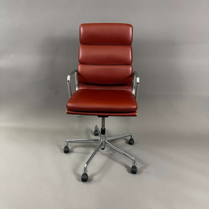 Vitra EA219 Leder Bürostuhl mit rotbraunem Premiumleder und poliertem Aluminiumgestell, höhenverstellbar und mit arretierbarer Rückneigemechanik