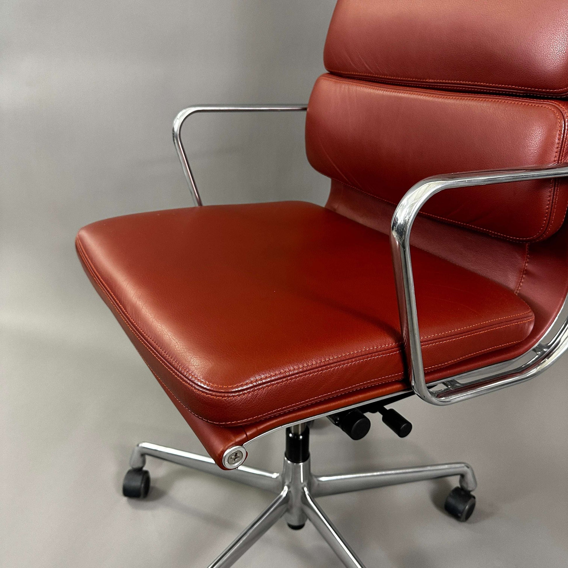 Vitra EA219 Leder Bürostuhl in rotbraun mit Aluminiumgestell und verstellbarer Rückenlehne