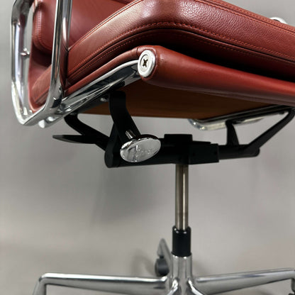 Vitra EA219 Leder Bürostuhl rotbraun mit poliertem Aluminiumgestell und verstellbarer Sitzhöhe