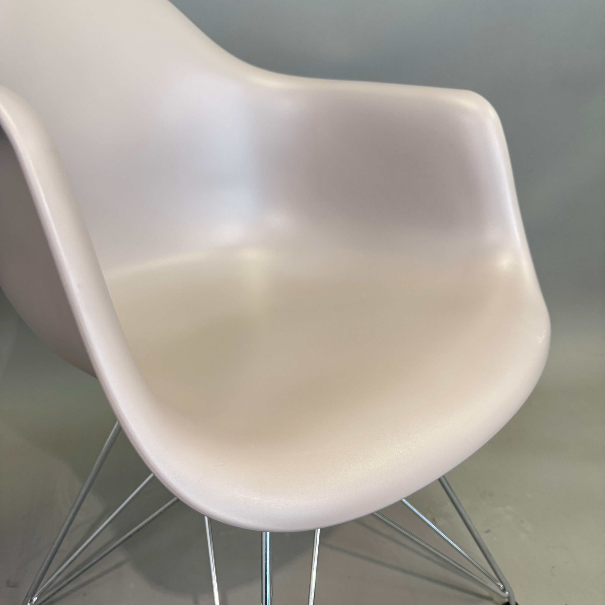 Vitra Eames Plastic Armchair DAR mauvegrau in sehr gutem Zustand mit modernem Design