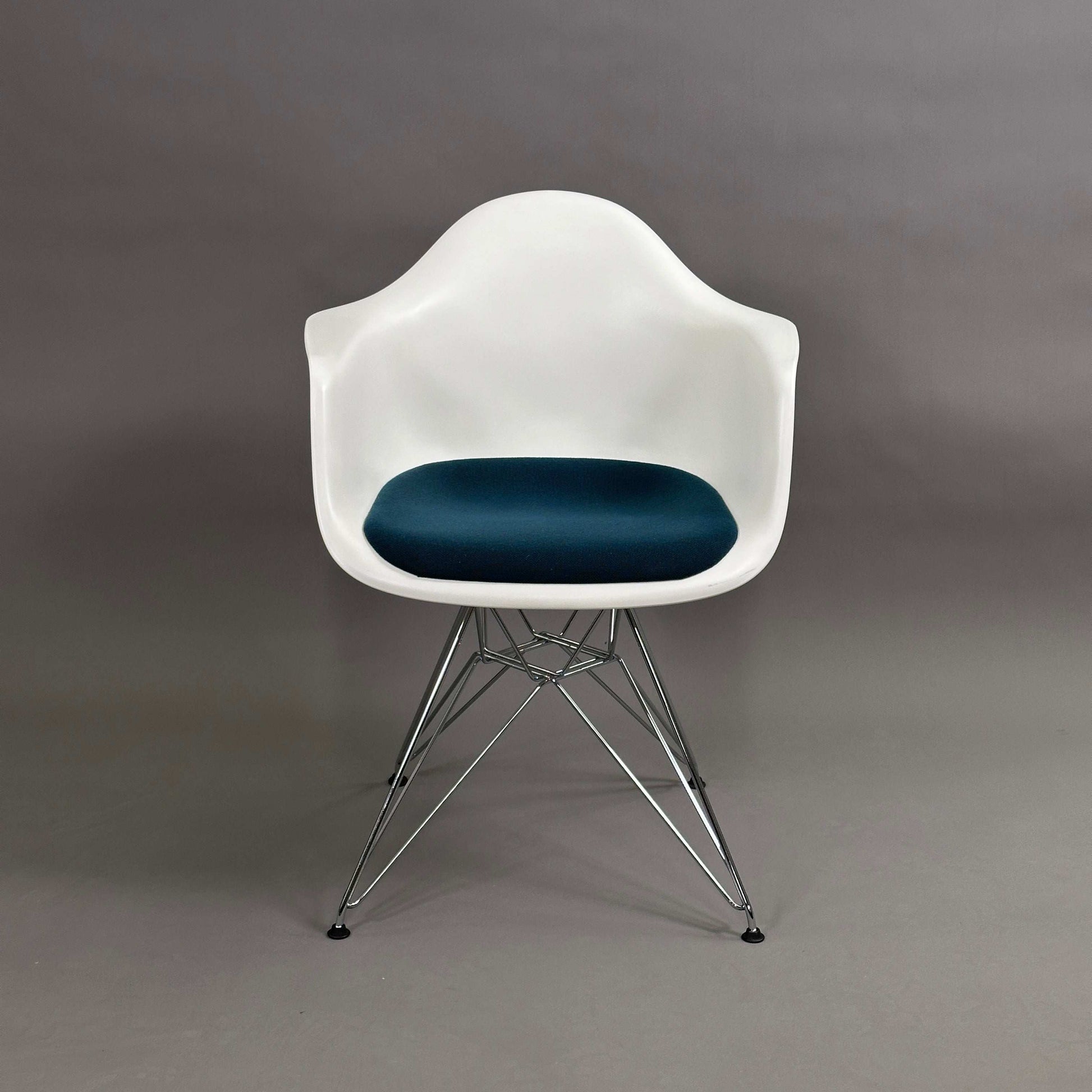 Vitra Eames Plastic Armchair DAR weiß mit petrolfarbener Sitzpolsterung und verchromtem Metallgestell