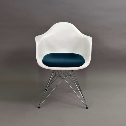 Vitra Eames Plastic Armchair DAR weiß mit petrolfarbener Sitzpolsterung und verchromtem Metallgestell