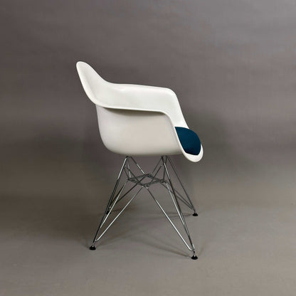 Vitra Eames Plastic Armchair DAR weiß mit petrolfarbenem Sitzpolster und verchromtem Metallgestell