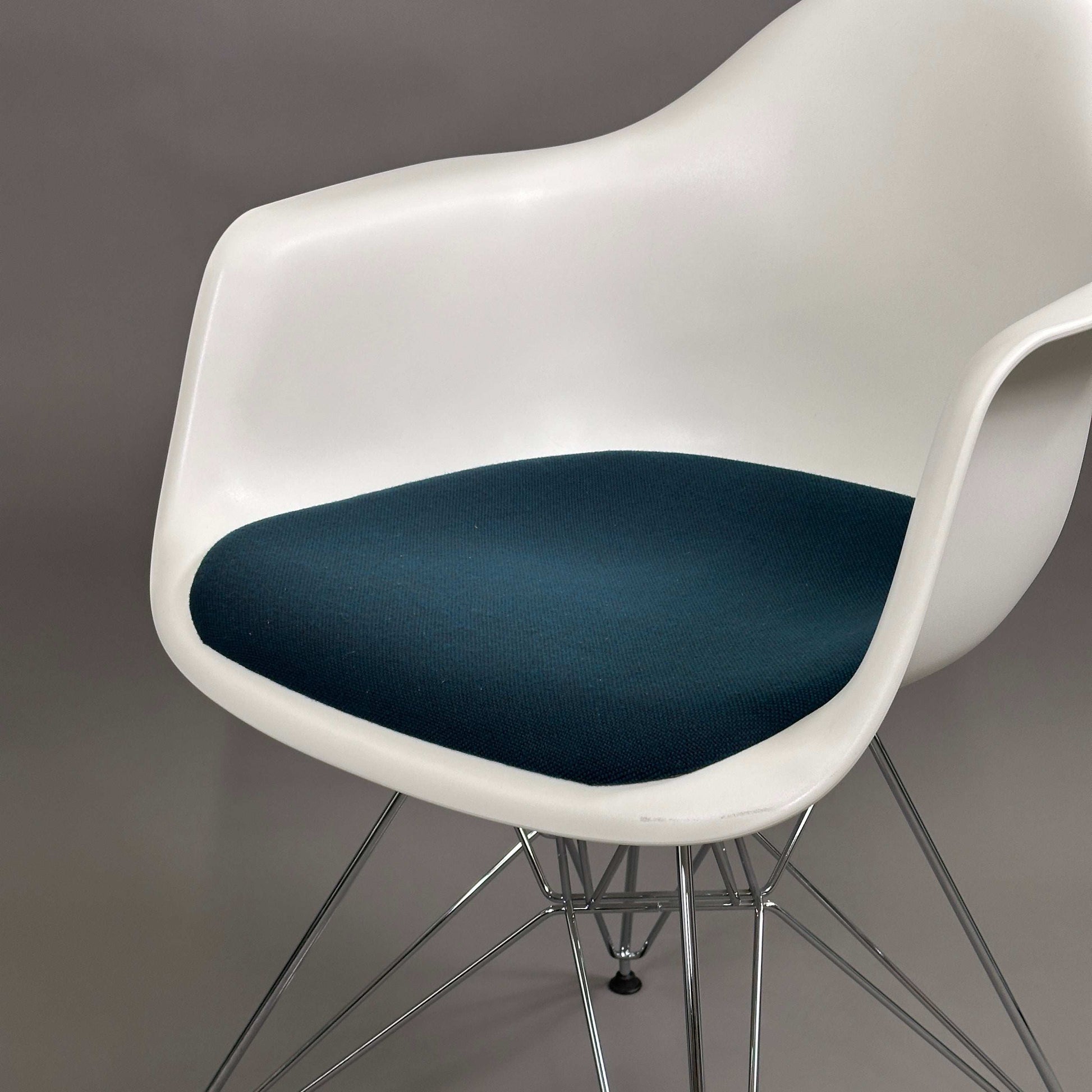 Vitra Eames Plastic Armchair DAR weiß mit petrolfarbenem Sitzpolster und verchromtem Metallgestell