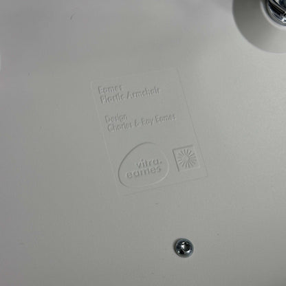 Vitra Eames Plastic Armchair DAR Sitzschale mit Herstellerprägung und verchromtem Metallgestell