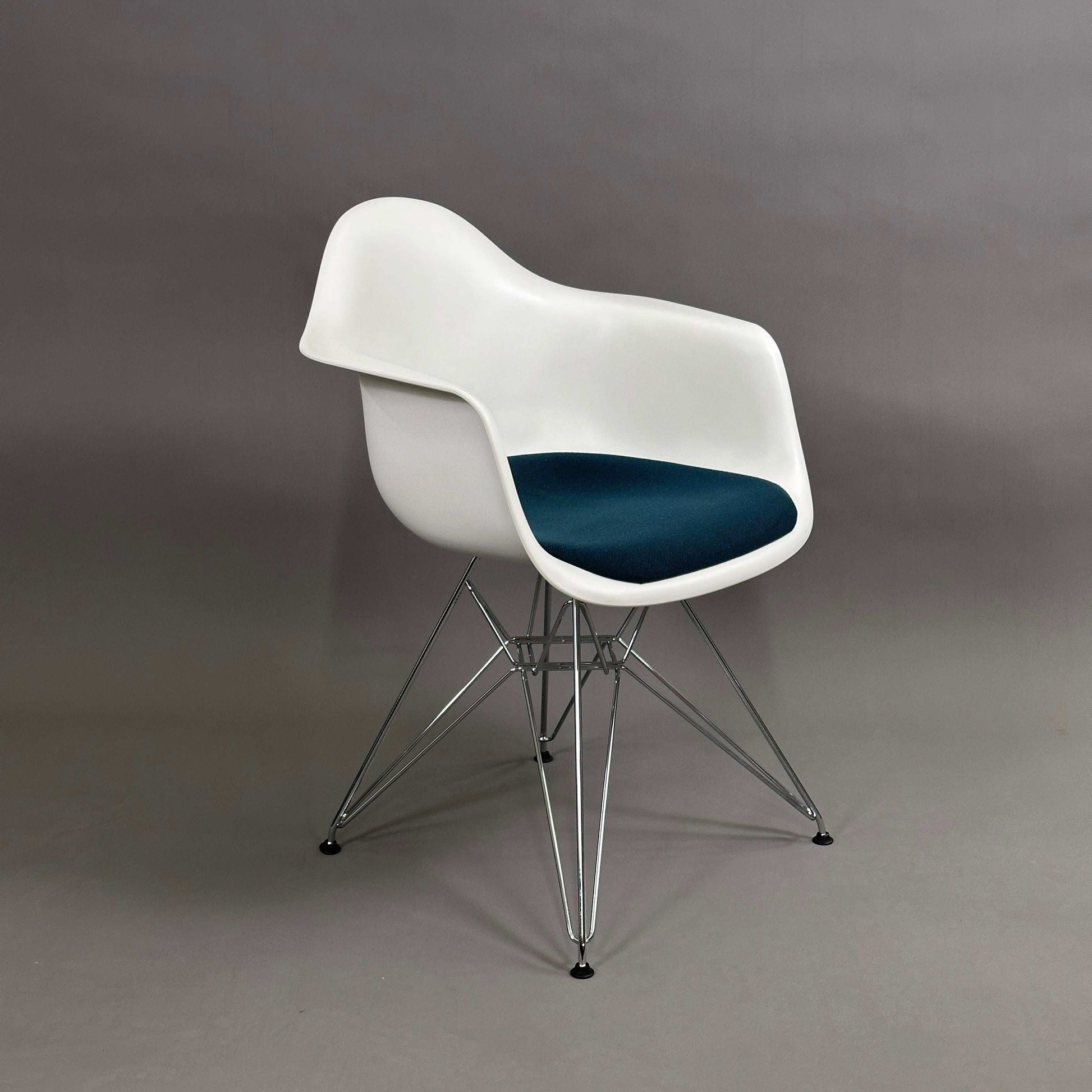 Vitra Eames Plastic Armchair DAR weiß mit petrolfarbenem Sitzpolster und verchromtem Metallgestell