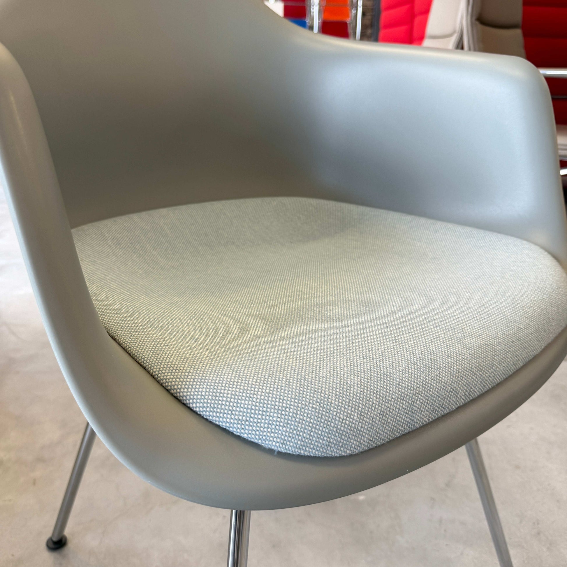 Vitra Eames Plastic Armchair DAX in mauvegrau mit gepolstertem Sitz und Metallbeinen, gebrauchter Zustand