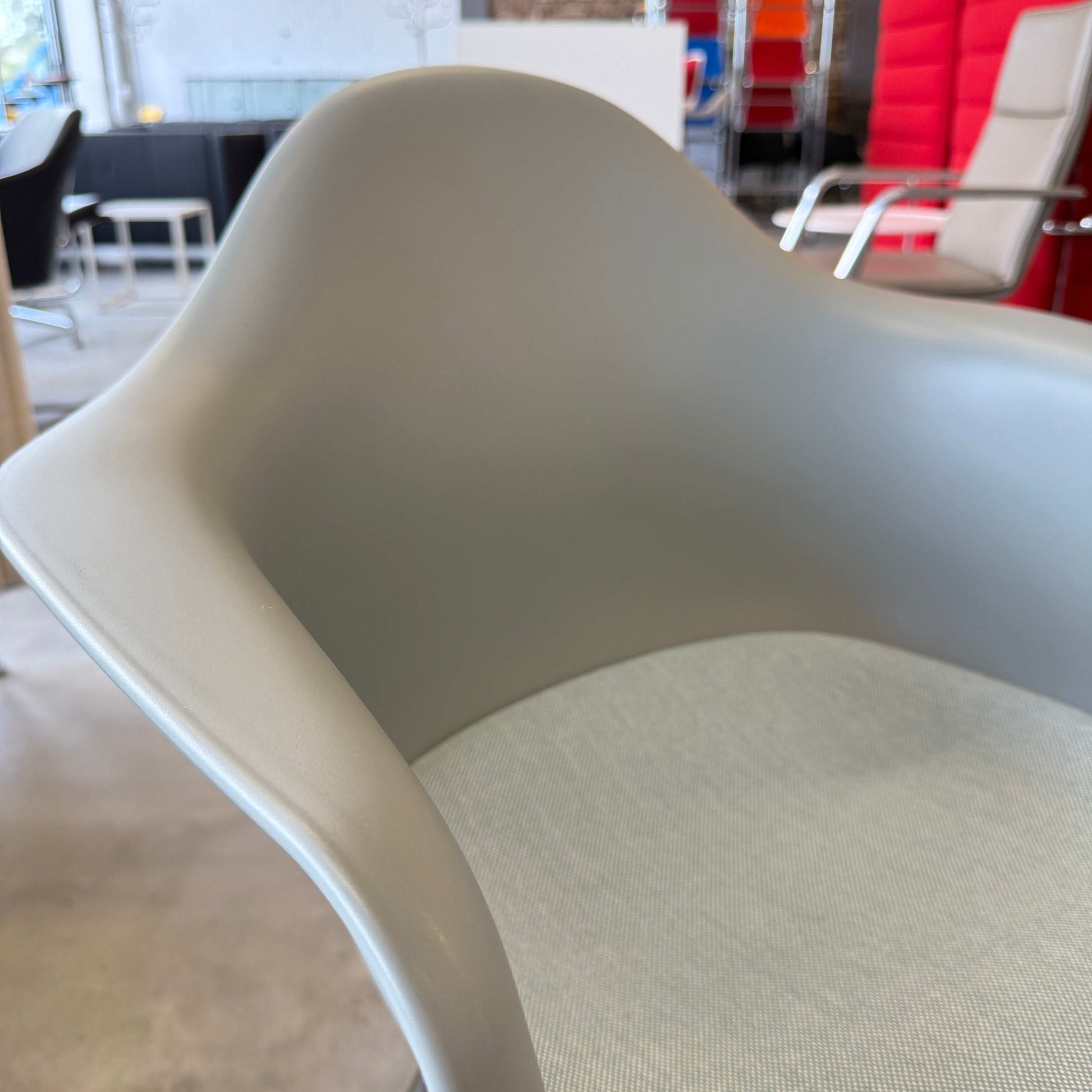 Vitra Eames Plastic Armchair DAX in mauvegrau mit gepolstertem Sitz und sehr gutem gebrauchten Zustand