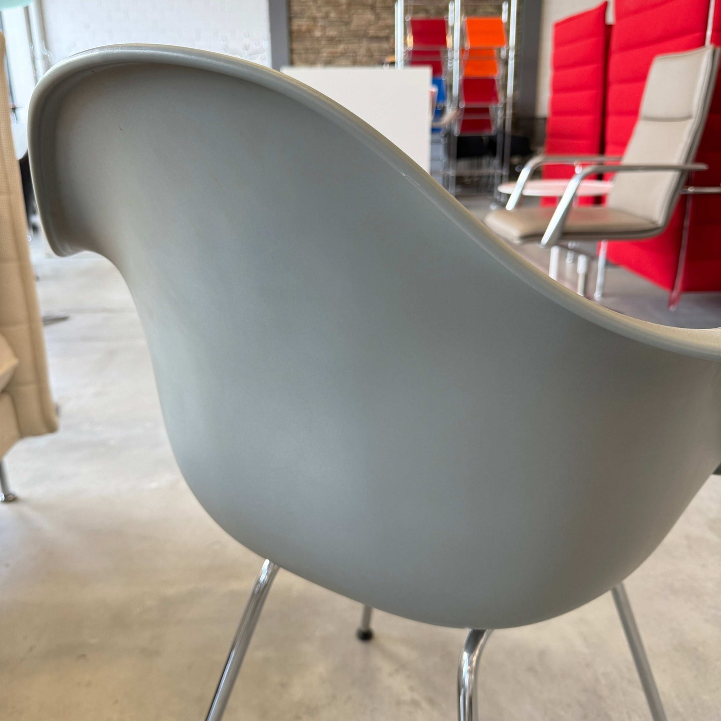 Vitra Eames Plastic Armchair DAX in mauvegrau mit verchromten Metallbeinen im sehr guten gebrauchten Zustand