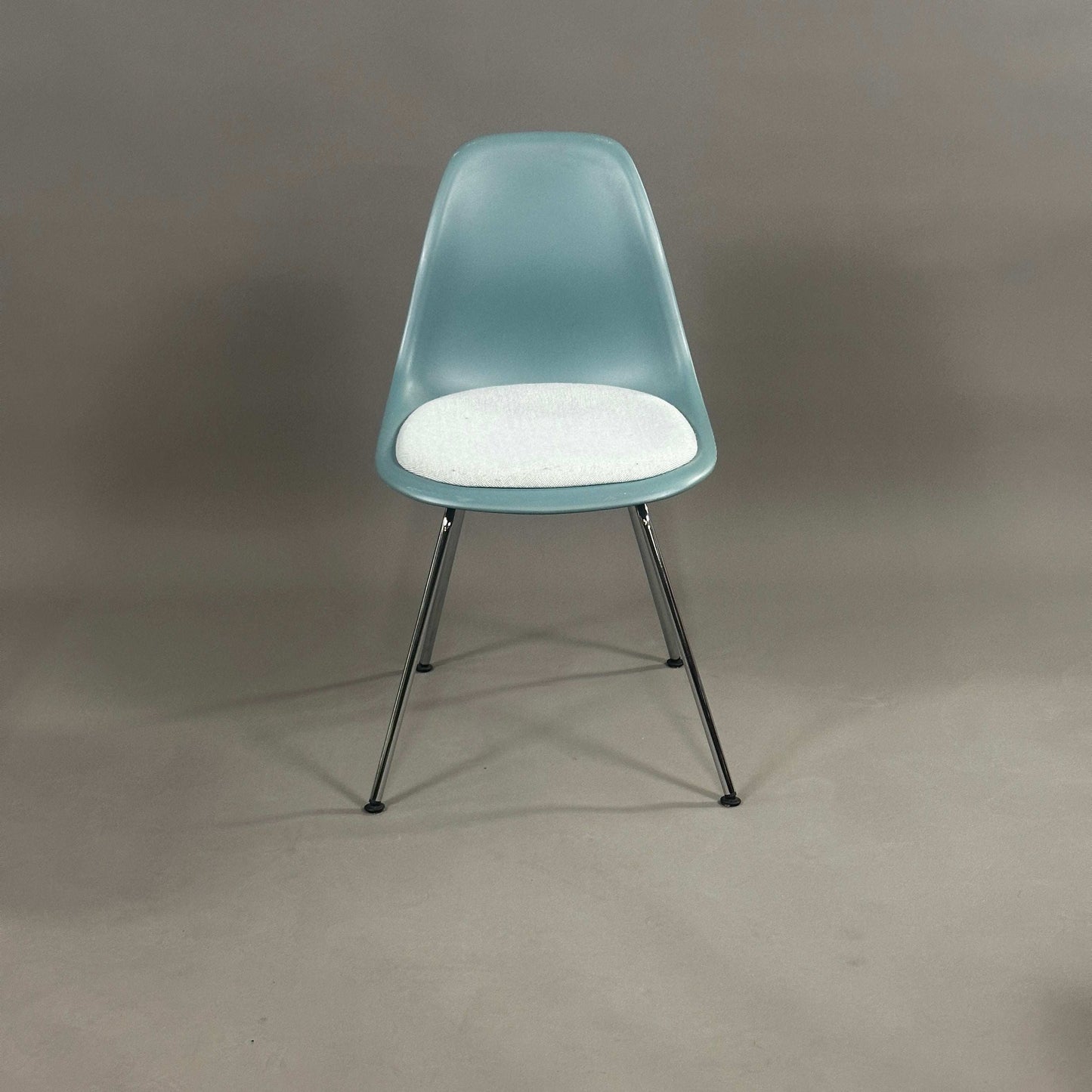 Vitra Eames Plastic chair DSX petrol mit weiß-blauem Sitzkissen und Chromgestell, moderner Designstuhl