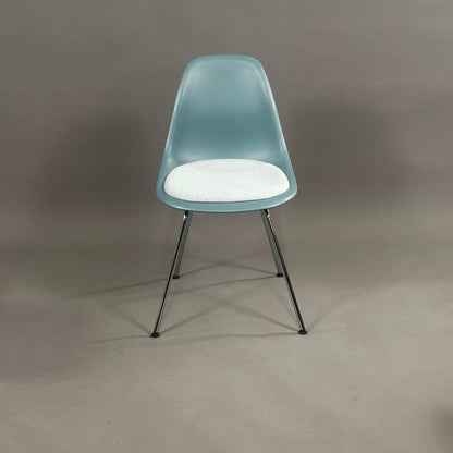 Vitra Eames Plastic chair DSX petrol mit weiß-blauem Sitzkissen und Chromgestell, moderner Designstuhl