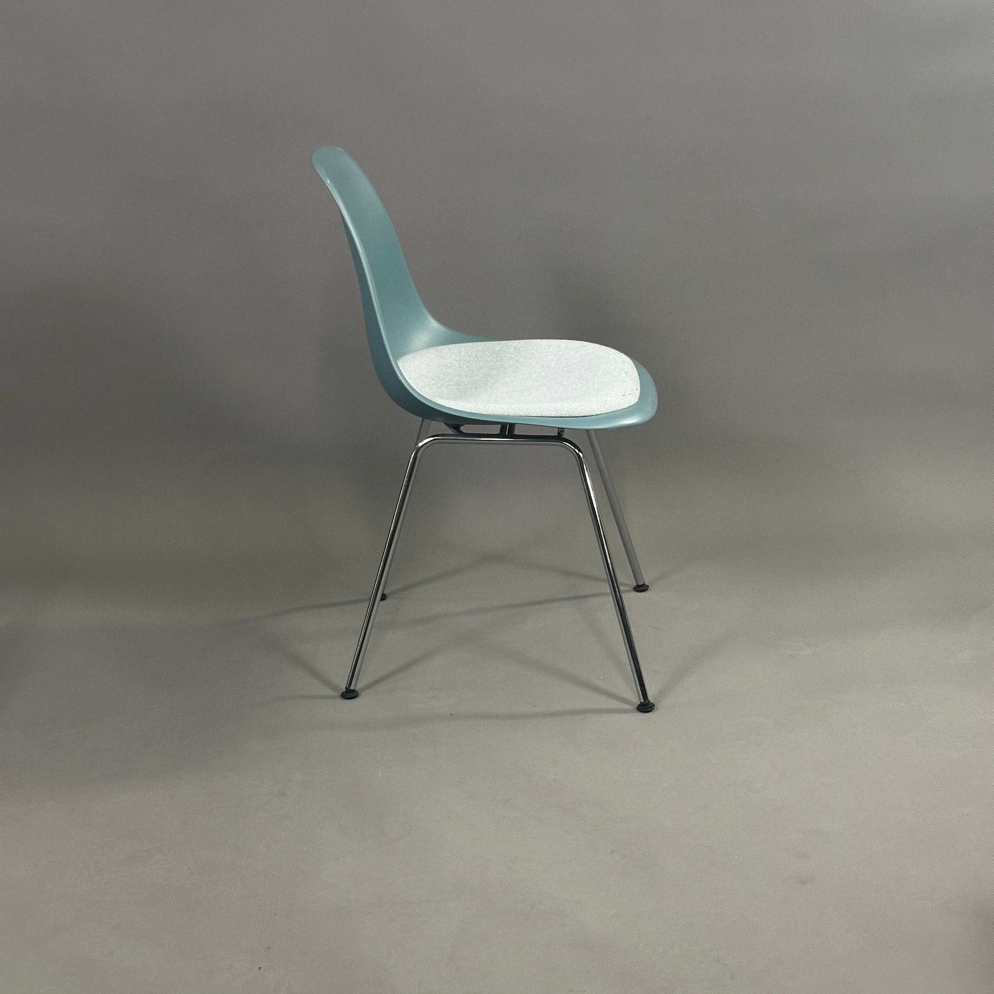Vitra Eames Plastic chair DSX Petrol mit weiß-blauem Sitzkissen und chrom Gestell