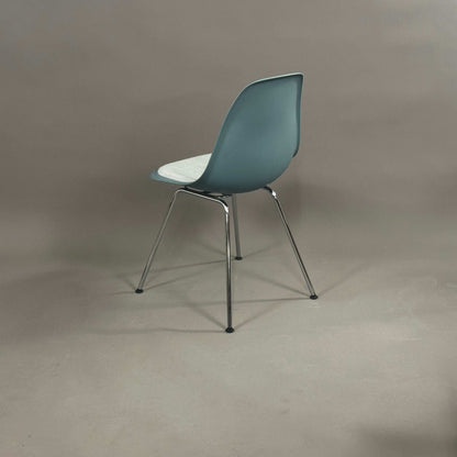 Vitra Eames Plastic chair DSX in Petrol mit weiß-blauem Sitzkissen und chromgestell von hinten