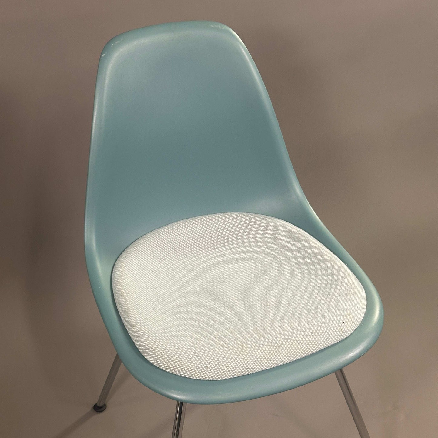 Vitra Eames Plastic chair DSX in Petrol mit weiß-blauem Sitzkissen und Chromgestell