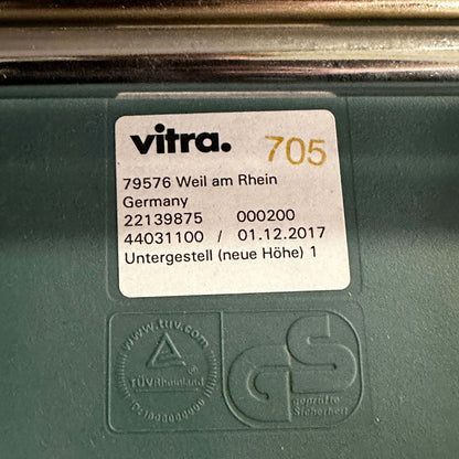 Vitra Eames Plastic chair DSX in Petrol mit weiß-blauem Sitzkissen und Chromgestell, Herstellerlabel mit Produktionsdatum und Sicherheitsprüfzeichen