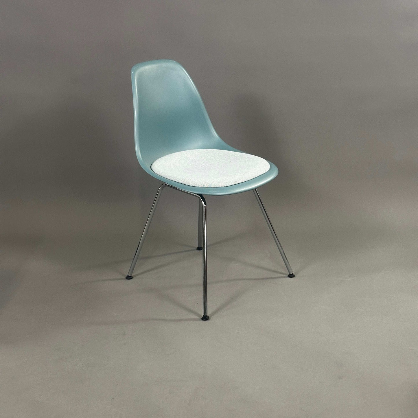 Vitra Eames Plastic chair DSX Petrol mit weiß-blauem Sitzkissen und chromgestell