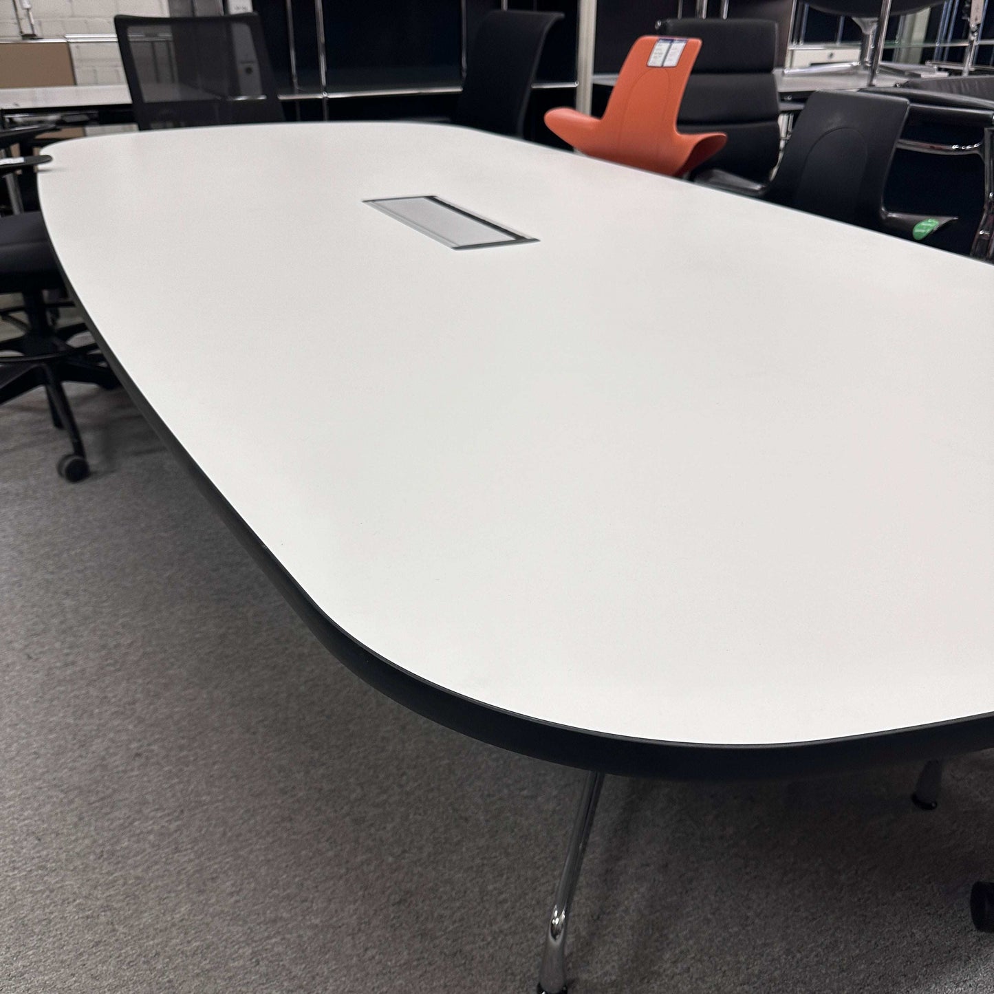 Vitra Eames Segmented Table 280x130cm mit weißer HPL-Tischplatte und integriertem Mediakit
