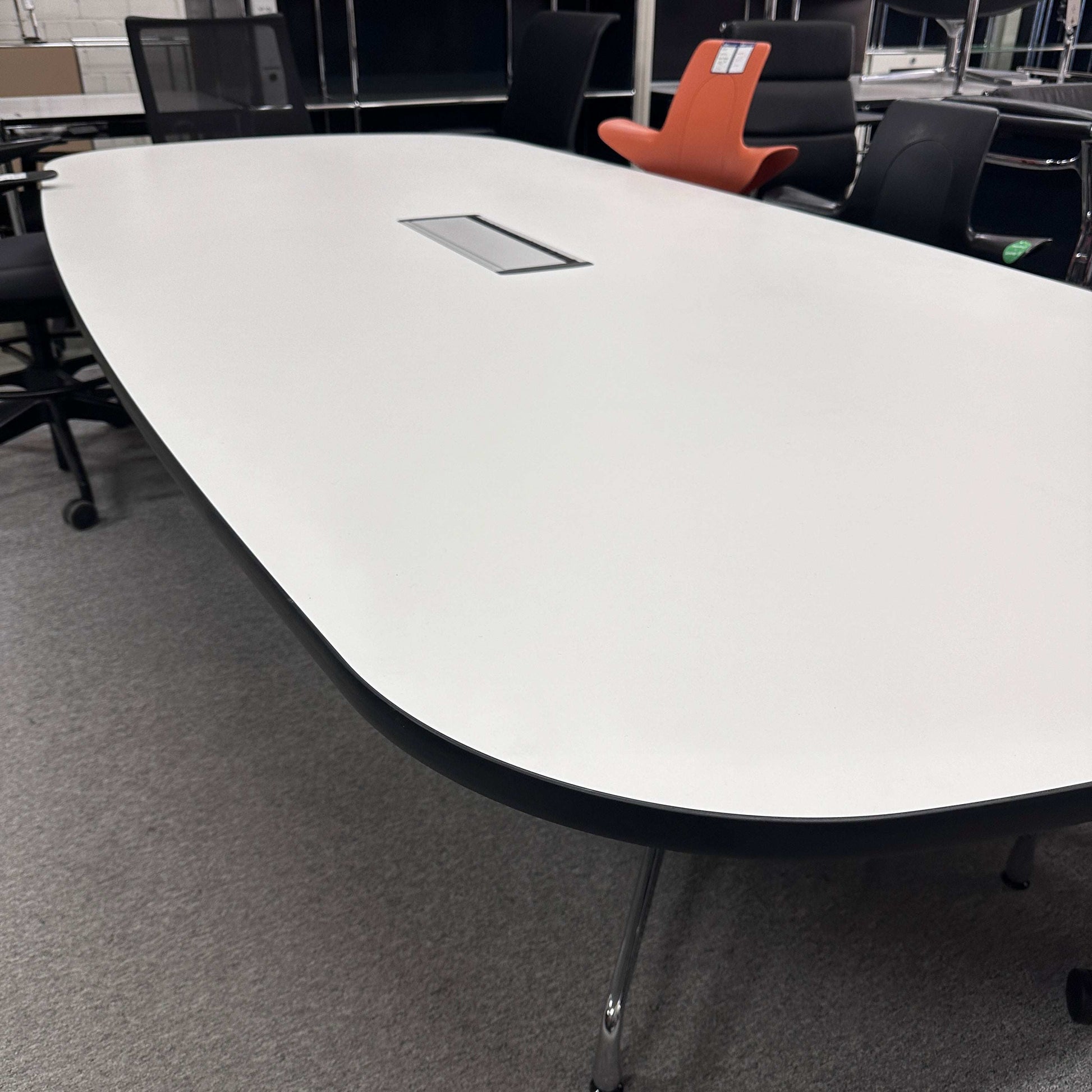 Vitra Eames Segmented Table 280x130cm mit weißer HPL-Tischplatte und integriertem Mediakit
