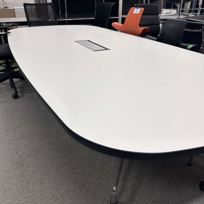 Vitra Eames Segmented Table 280x130cm mit weißer HPL-Tischplatte und integriertem Mediakit