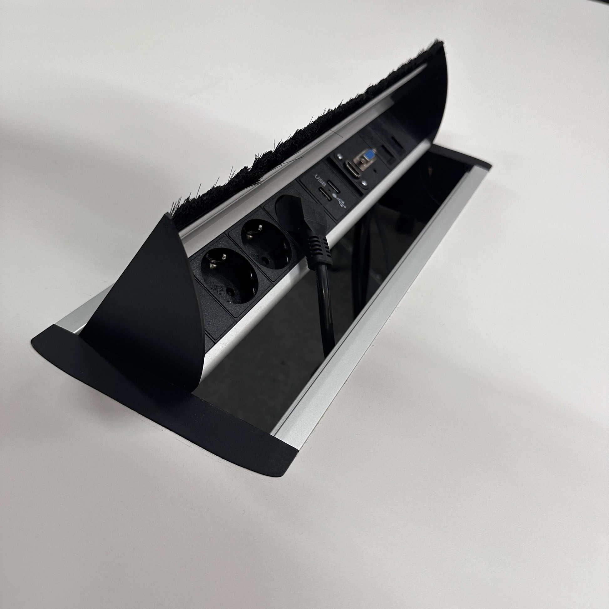Vitra Eames Segmented Table Mediakit mit Elektrifizierung und Anschlüssen in weißer Tischplatte