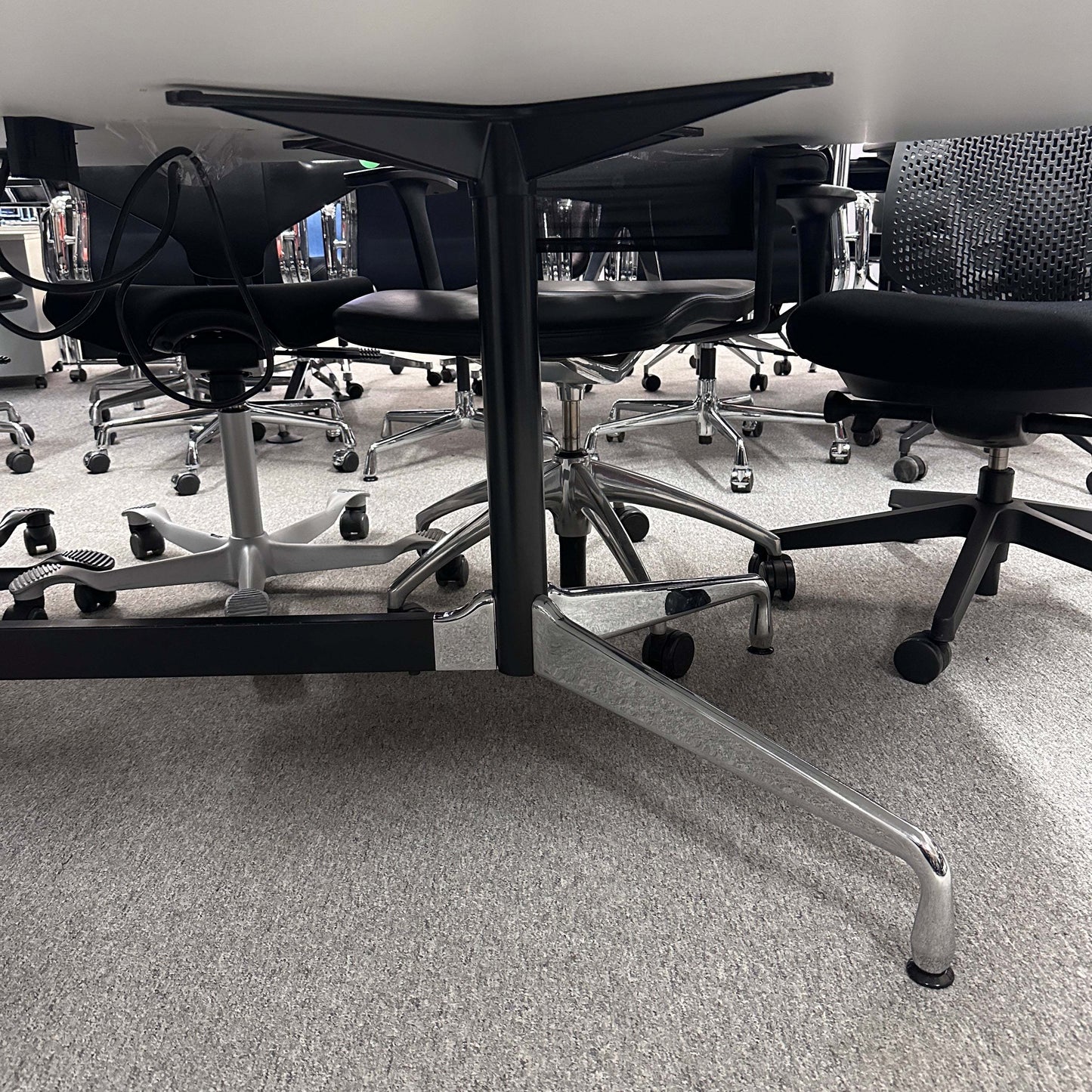 Vitra Eames Segmented Table 280x130cm mit Mediakit und weißer HPL-Tischplatte, schwarzer Kante und integrierten Anschlüssen, moderne Büromöbel