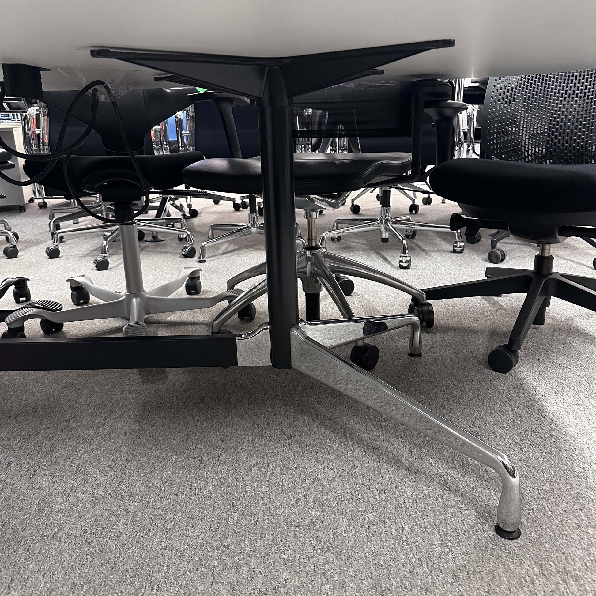 Vitra Eames Segmented Table 280x130cm mit Mediakit und weißer HPL-Tischplatte, schwarzer Kante und integrierten Anschlüssen, moderne Büromöbel