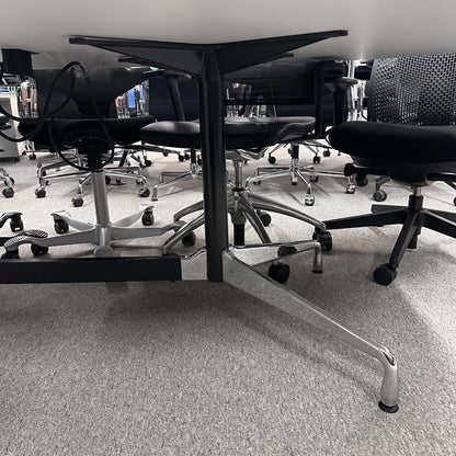 Vitra Eames Segmented Table 280x130cm mit Mediakit und weißer HPL-Tischplatte, schwarzer Kante und integrierten Anschlüssen, moderne Büromöbel