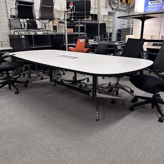Vitra Eames Segmented Table 280x130 cm mit weißer HPL-Tischplatte und Mediakit in modernem Büroumfeld