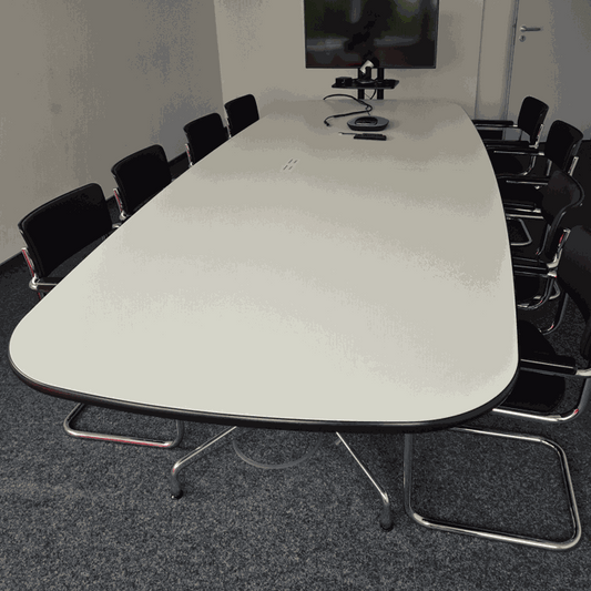 Vitra Eames Segmented Table großer weißer Konferenztisch mit schwarzer Kante und verchromten Beinen in modernem Besprechungsraum