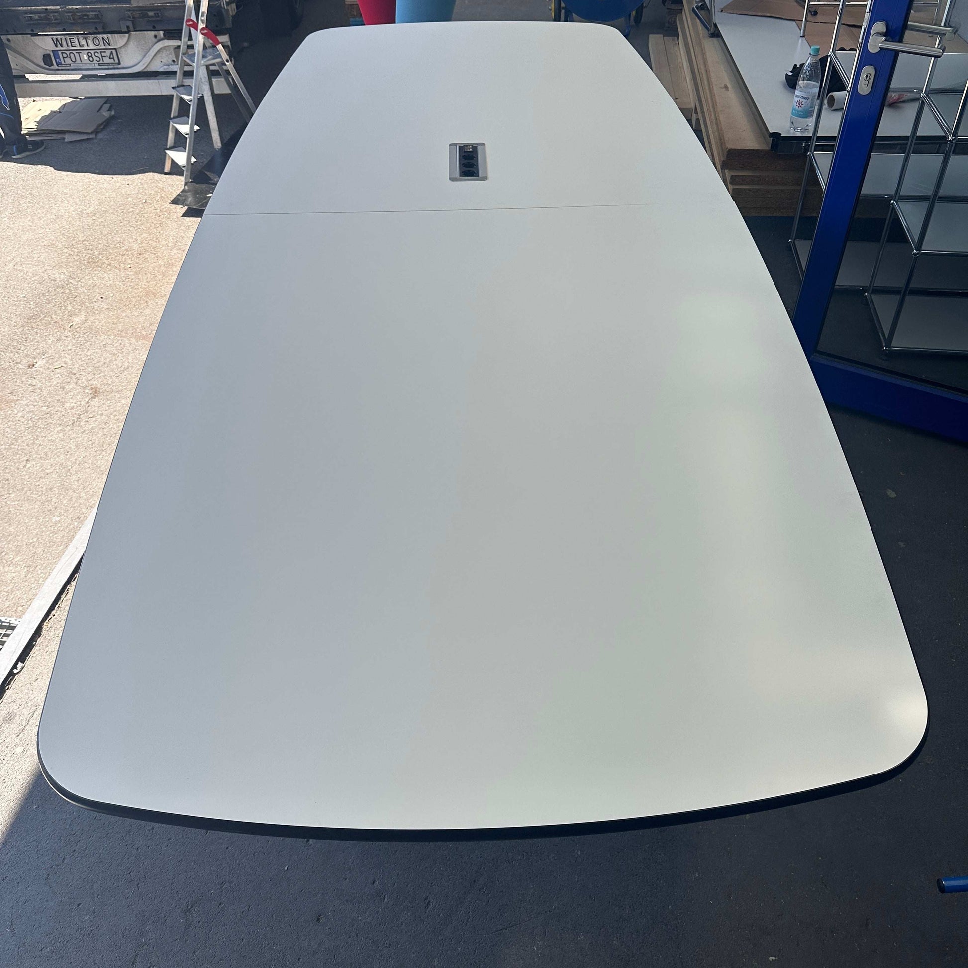Vitra Eames Segmented Table großer weißer Konferenztisch mit schwarzer Kante und Elektrifizierung 340x130 cm