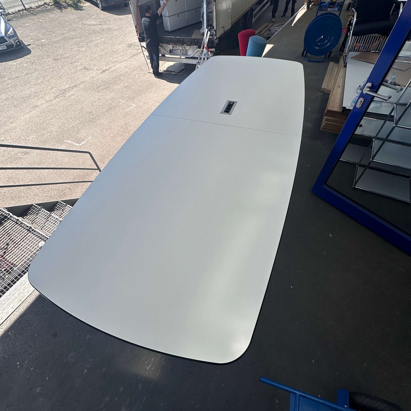 Vitra Eames Segmented Table großer weißer Konferenztisch mit schwarzer Kante und integrierter Elektrifizierung 340x130 cm