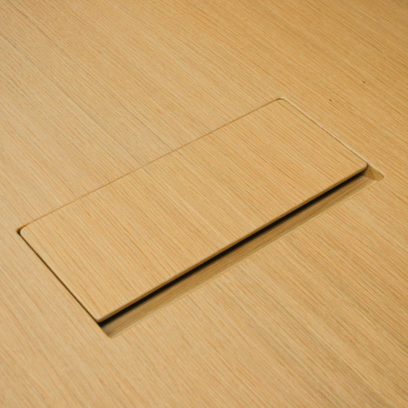Vitra Eames Segmented Table mit Eichenfurnier-Tischplatte und integrierter Elektrifizierung.