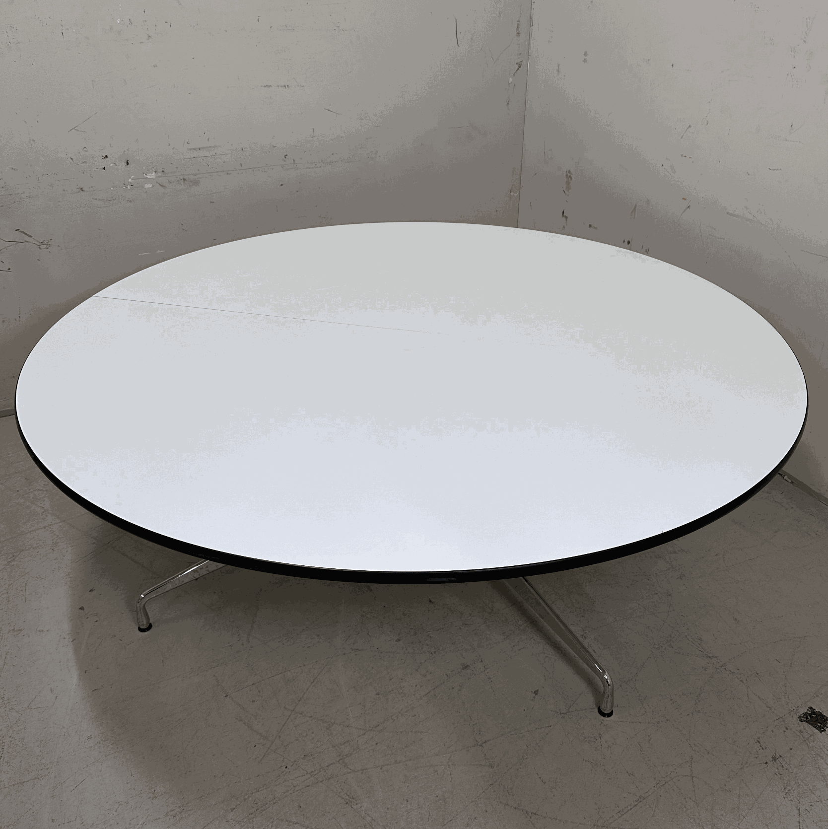 Vitra Eames Segmented Table runder weißer Tisch mit 210 cm Durchmesser und Metallbeinen