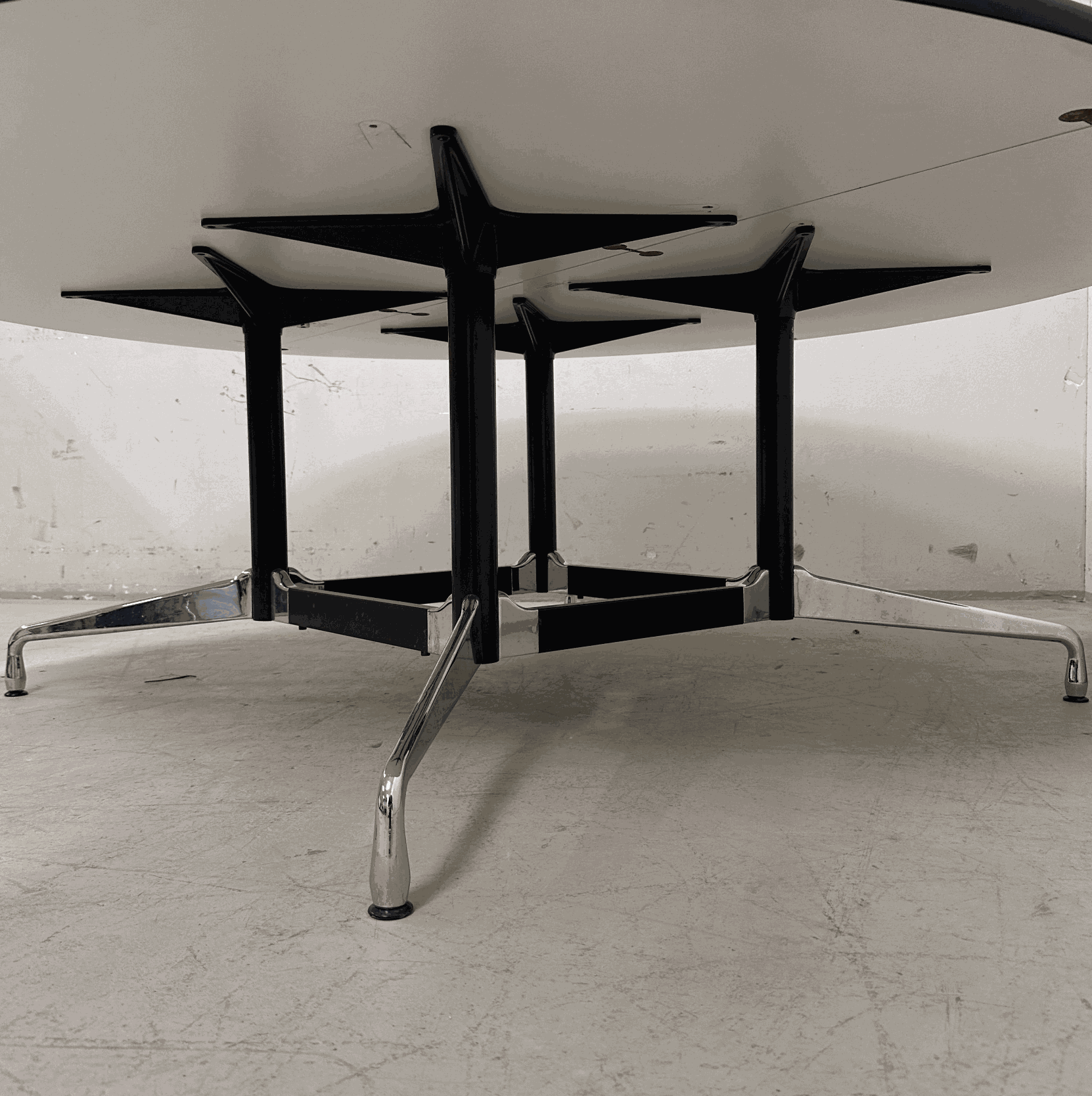Vitra Eames Segmented Table rund 210cm weiß mit schwarzem Metallgestell und verchromten Beinen