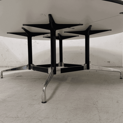 Vitra Eames Segmented Table rund 210cm weiß mit schwarzem Metallgestell und verchromten Beinen