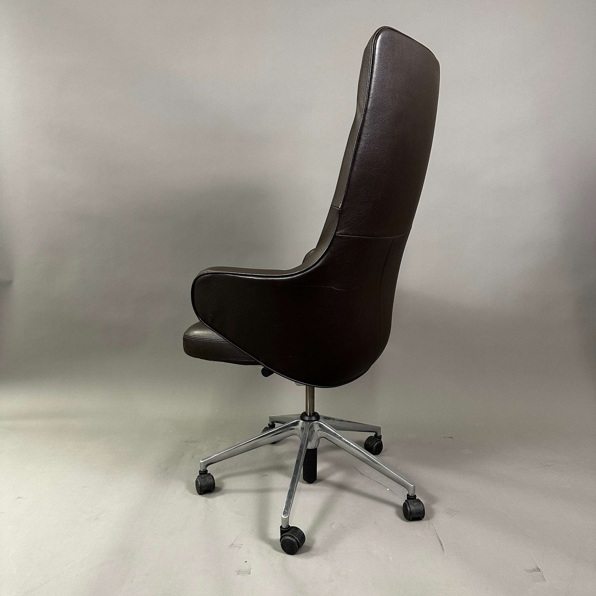 Vitra Grand Executive Chefsessel aus braunem Leder mit hoher Rückenlehne und verstellbarer Neigung