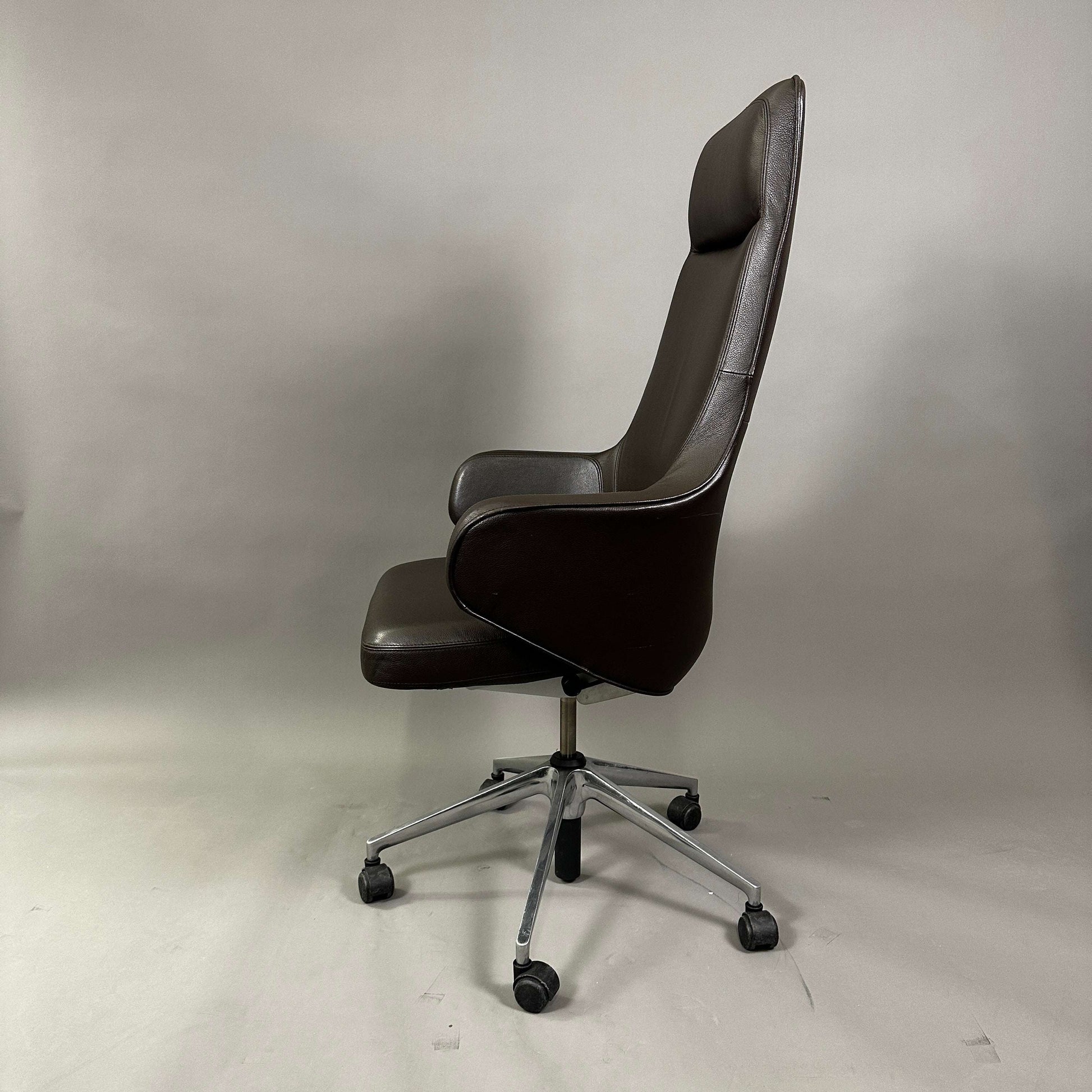 Vitra Grand Executive Chefsessel aus braunem Leder mit hoher Rückenlehne und verstellbarer Synchronmechanik