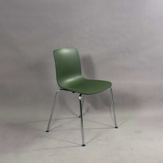 Vitra HAL Schalenstuhl mit dunkelgrüner Kunststoffschale und verchromtem Metallgestell