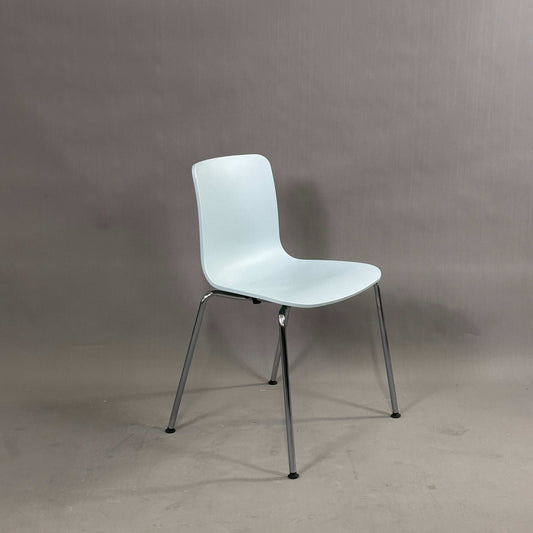 Vitra HAL Schalenstuhl mit eisblauer Kunststoffschale und verchromtem Metallgestell